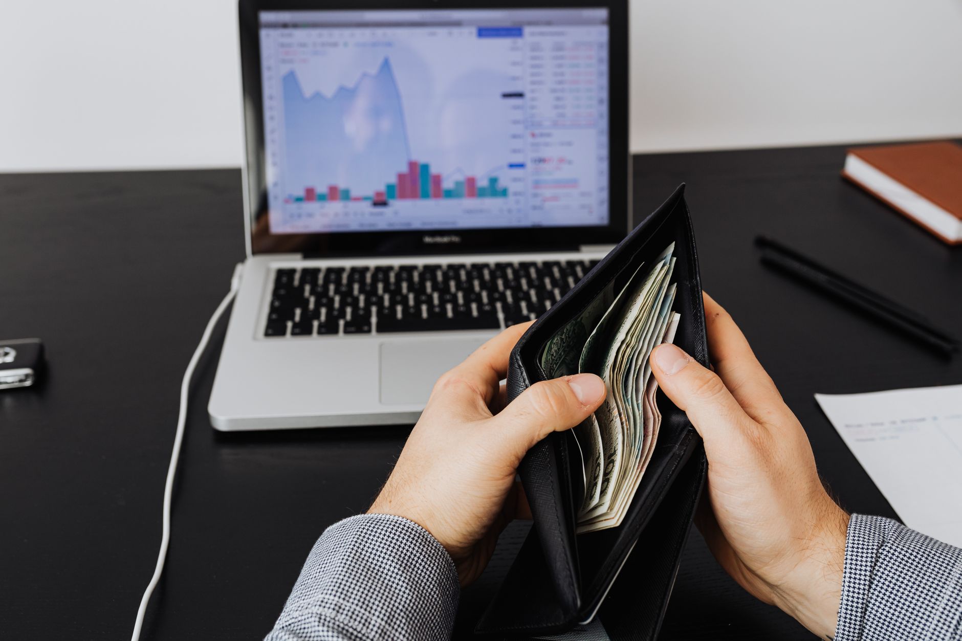 Dashboard view of electronic invoicing software showing invoice creation and tracking.